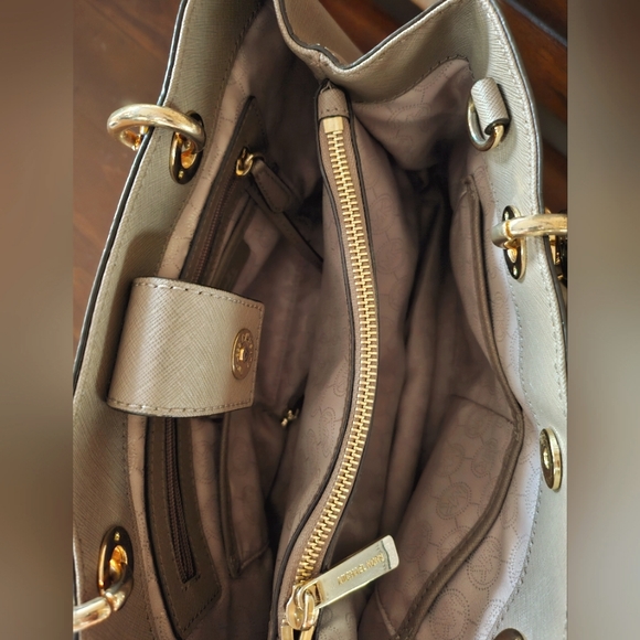 Michael Kors Saffiano Leather Cynthia Satchel ! - Picture 9 of 12